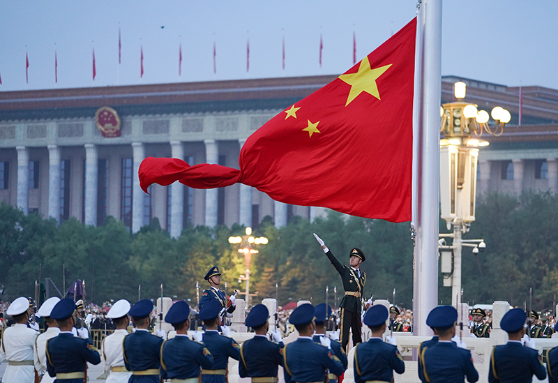 天安門拂曉奇遇:一場關(guān)于中國人民解放軍儀仗隊升國旗的儀式的深度對話