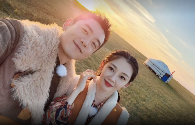 午后咖啡館的秘密:從演員鄭凱老婆照片看明星家庭的日??s影