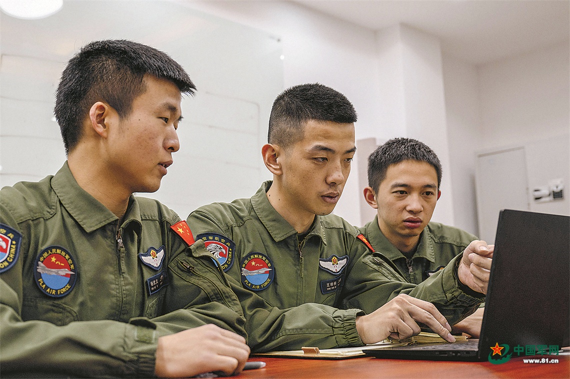 深海之瞳：遼寧艦夜間起降背后的光影對話