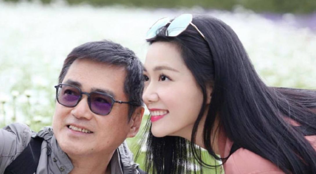 時(shí)空回眸：咖啡館里關(guān)于湯鎮(zhèn)宗老婆的照片和資料的奇遇對(duì)話