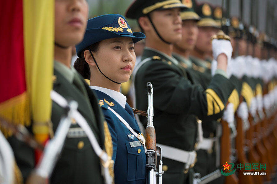 中國人民解放軍儀仗隊(duì)女兵方隊(duì)：榮耀場(chǎng)景聚合下的多元力量特寫
