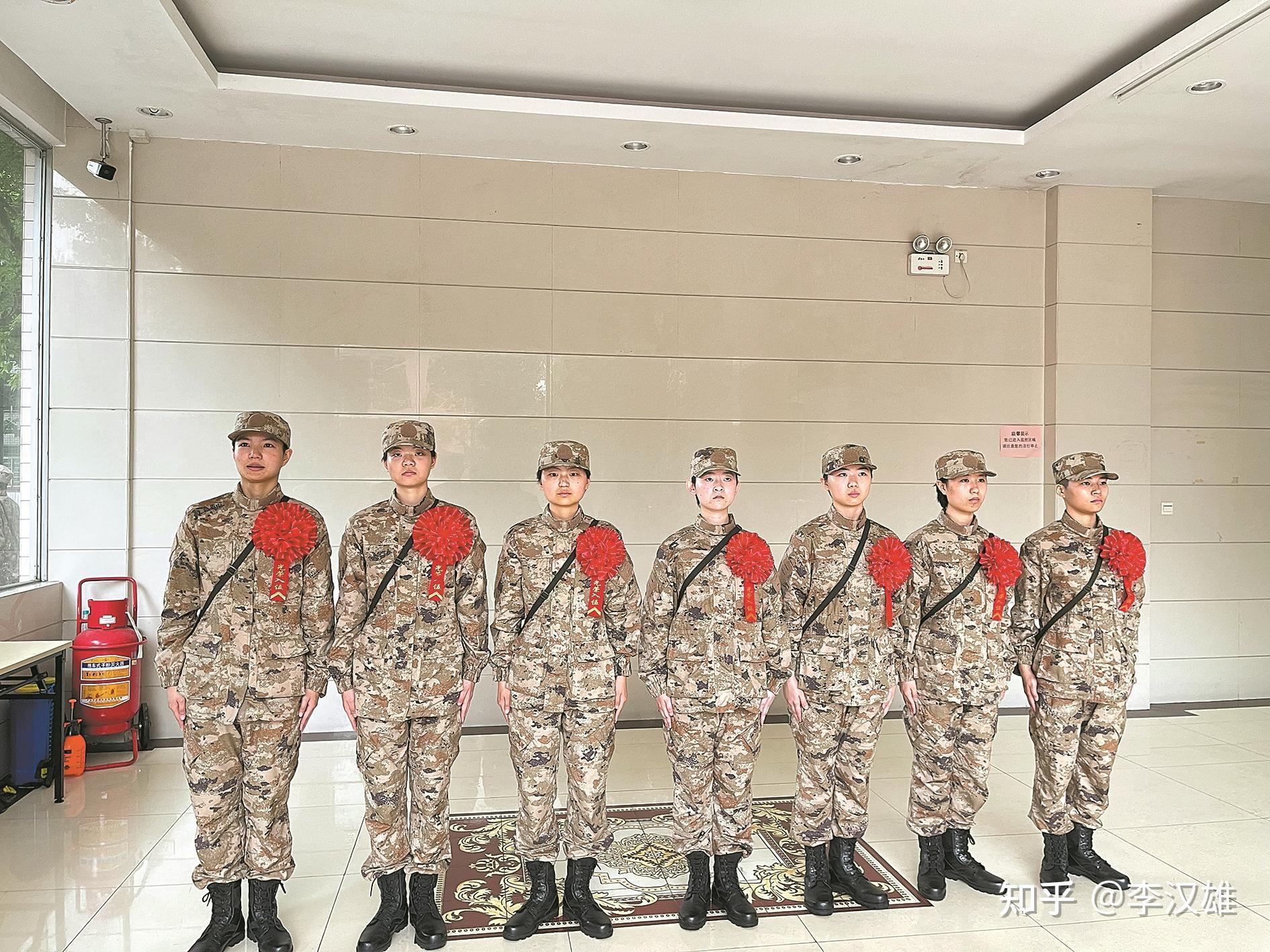 時(shí)光回廊里的鏗鏘玫瑰：中國(guó)人民解放軍三軍儀仗隊(duì)女兵的幕后故事