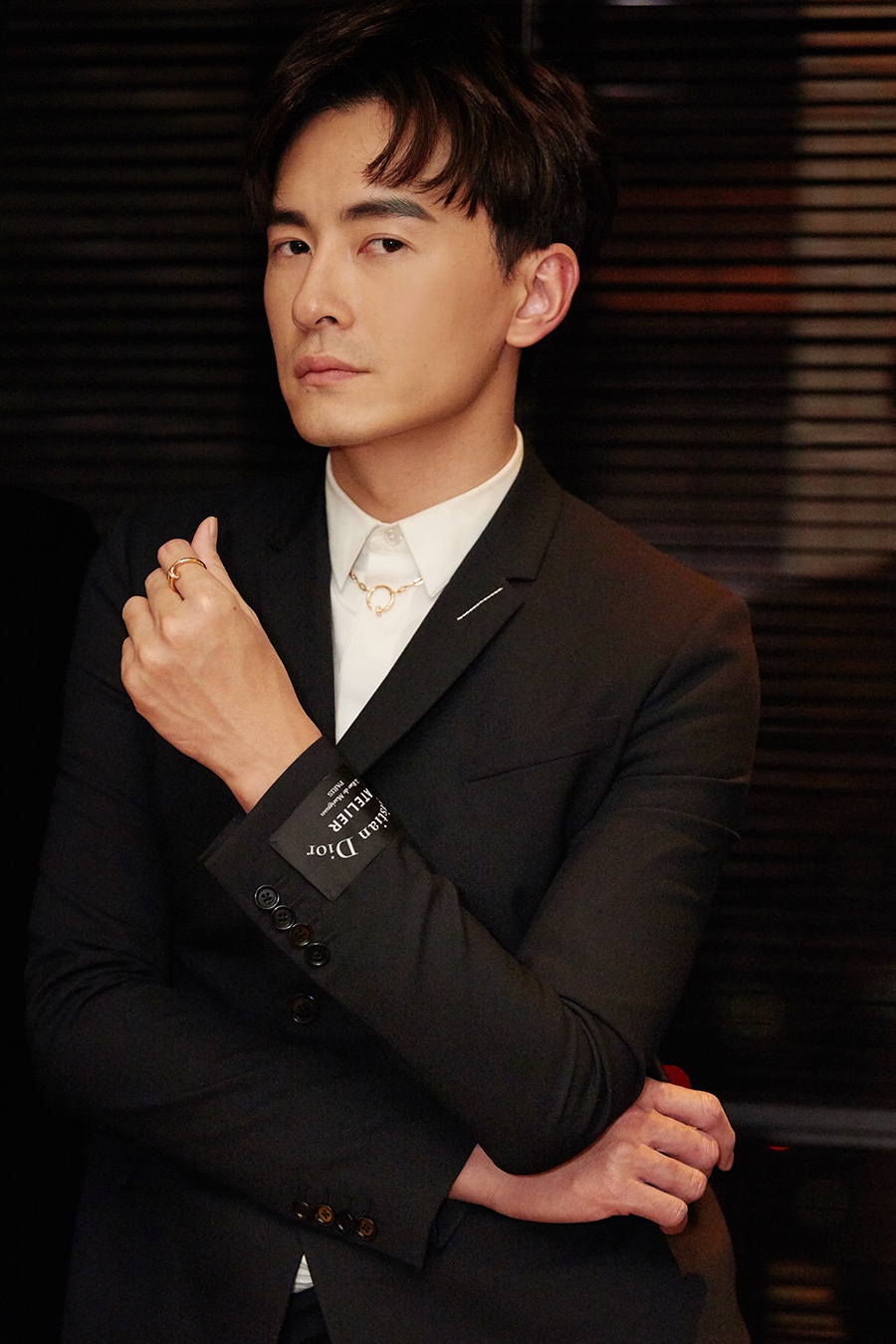 咖啡館里的光影對(duì)話:細(xì)說(shuō)演員鄭凱資料個(gè)人介紹與熒幕內(nèi)外