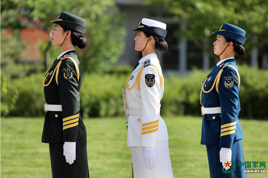 穿越光影:青年學(xué)子對話解放軍三軍儀仗隊女兵表演的榮光與堅韌